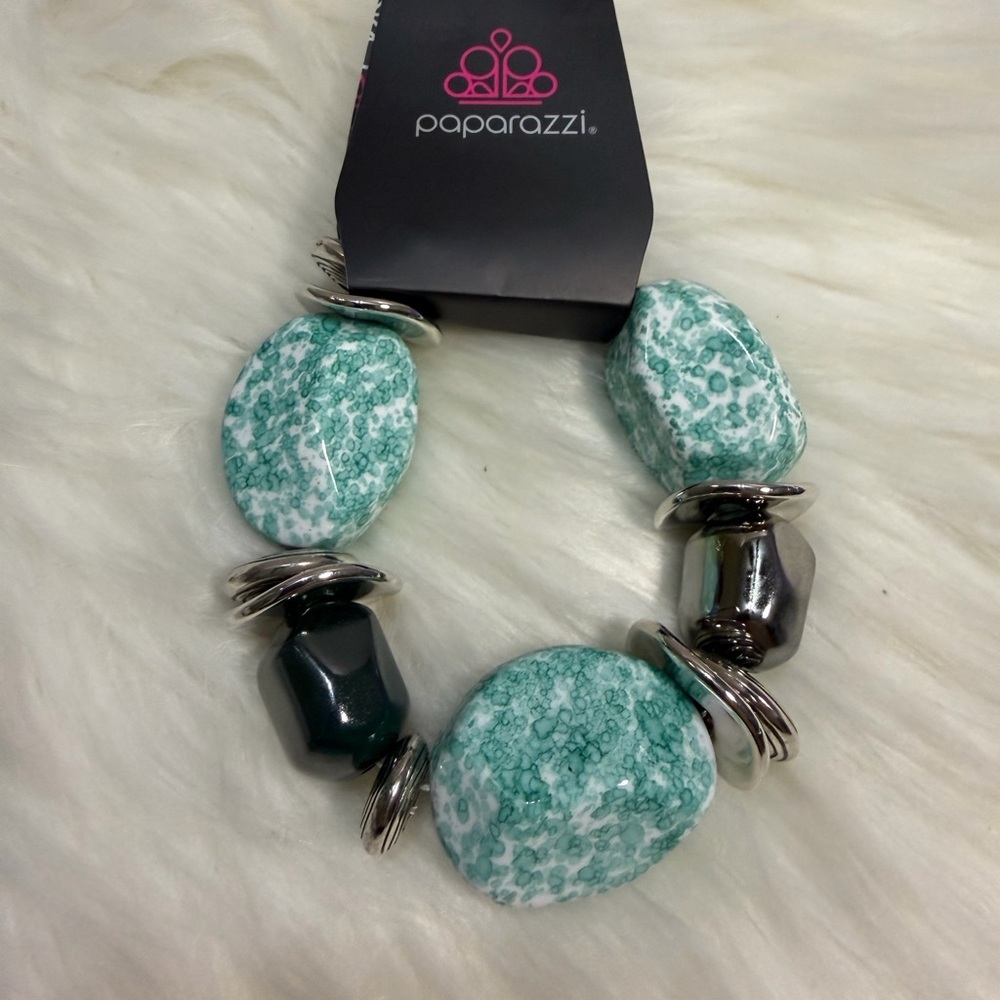 🩷5/$10 Paparazzi Green and Silver Bracelet